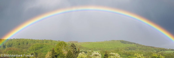 Regenbogen über dem Friedhof von Gemünden