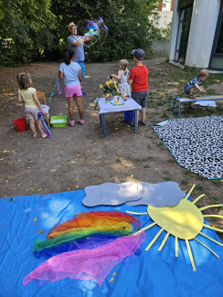 große Seifenblasen beim Regenbogen-Gottesdienst