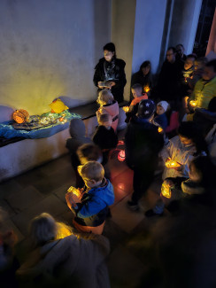 Stationenweg durch die Herz Jesu-Kirche: Gott schuf die Lichter am Himmel