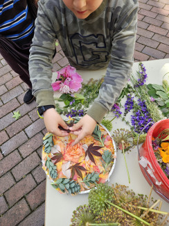 Kinder gestalteten Blumenschalen.