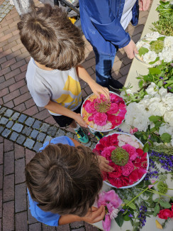 bunte Blumenkunstwerke entstehen