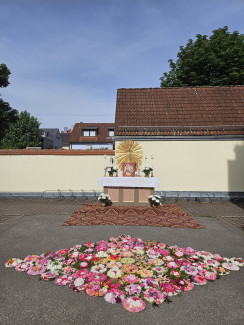 Fronleichnams-Altar am Pfarrheim Herz Jesu