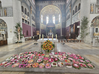 Blumenschmuck in der Herz Jesu-Kirche
