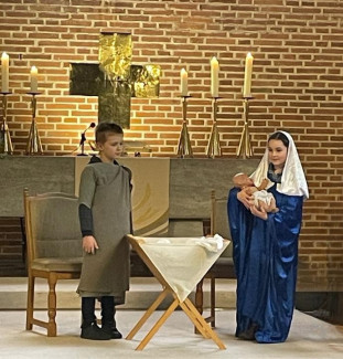 Josef, Maria und das Jesuskind im Krippenspiel