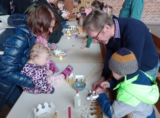 Kronen und Szepter wurden beim Mitmach-Gottesdienst gebastelt.