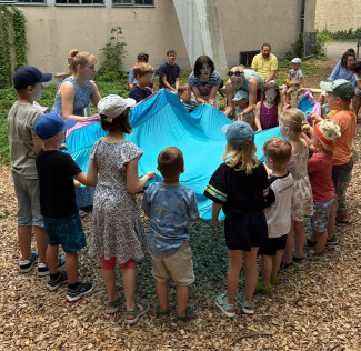 Die Kinder sorgten auf dem "Tüchermeer" für hohe Wellen.