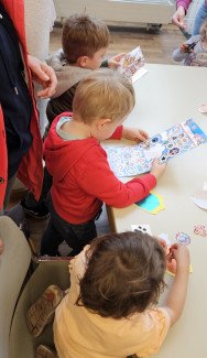 Bastelaktion beim Mitmach-Gottesdienst Paw Patrol