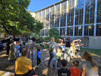 Viele machen mit beim "Kleine Engel-Tanz".